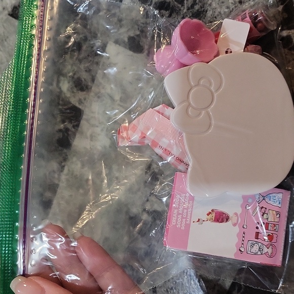 Miniverse Make It Mini Food Hello Kitty Cream Soda - Picture 3 of 3
